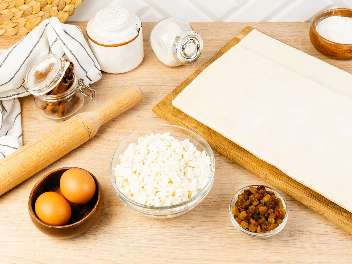 Шаг 1: Конвертики с творогом и изюмом