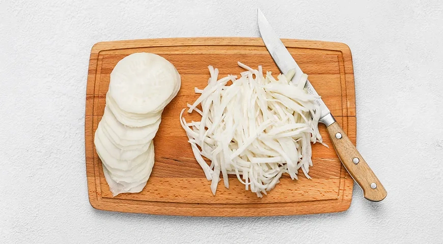 Корейский острый салат из редьки дайкон: шаг 1