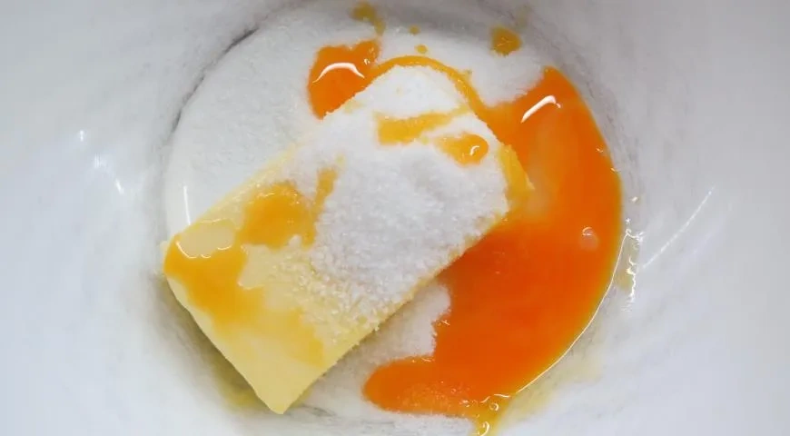 Королевская ватрушка с черникой и миндальным штрейзелем: шаг 1