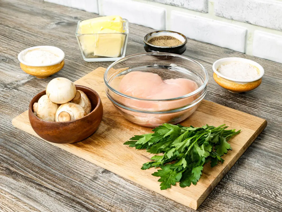 Шаг 1: Котлета по-киевски с грибами