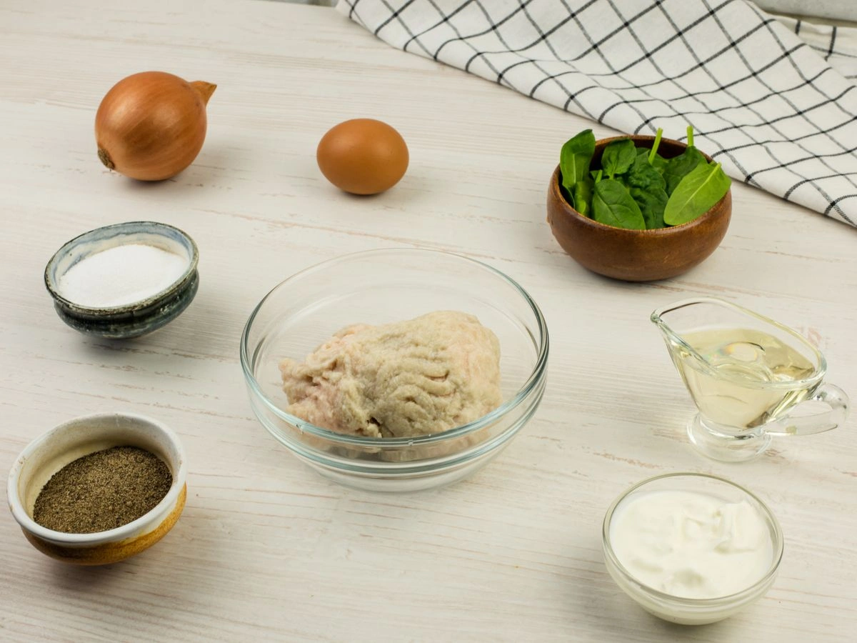 Шаг 1: Котлетки из индейки со шпинатом