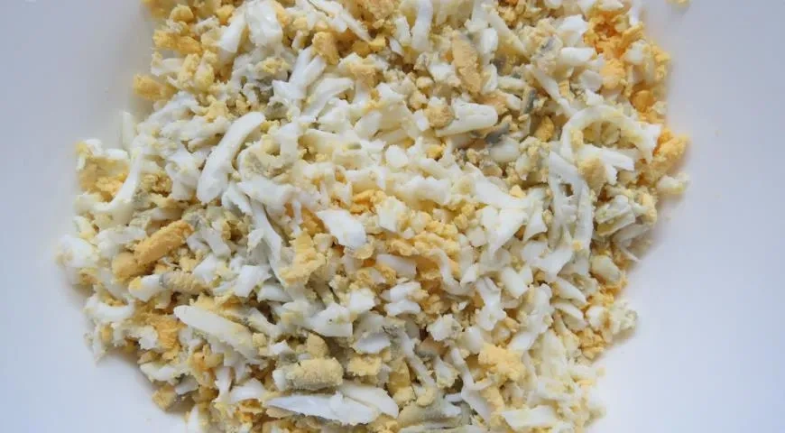 Котлетки из вареных яиц с зеленью: шаг 1