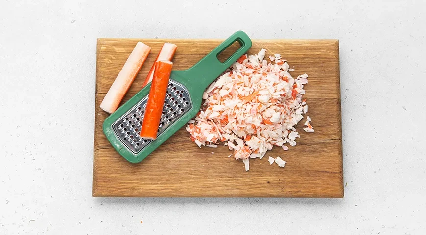 Котлеты из крабовых палочек: шаг 1