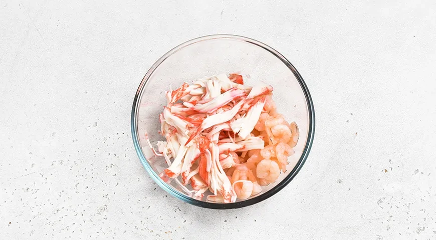Крабовый салат с креветками: шаг 1