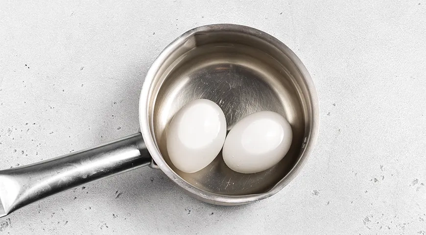 Крабовый салат в тарталетках: шаг 1