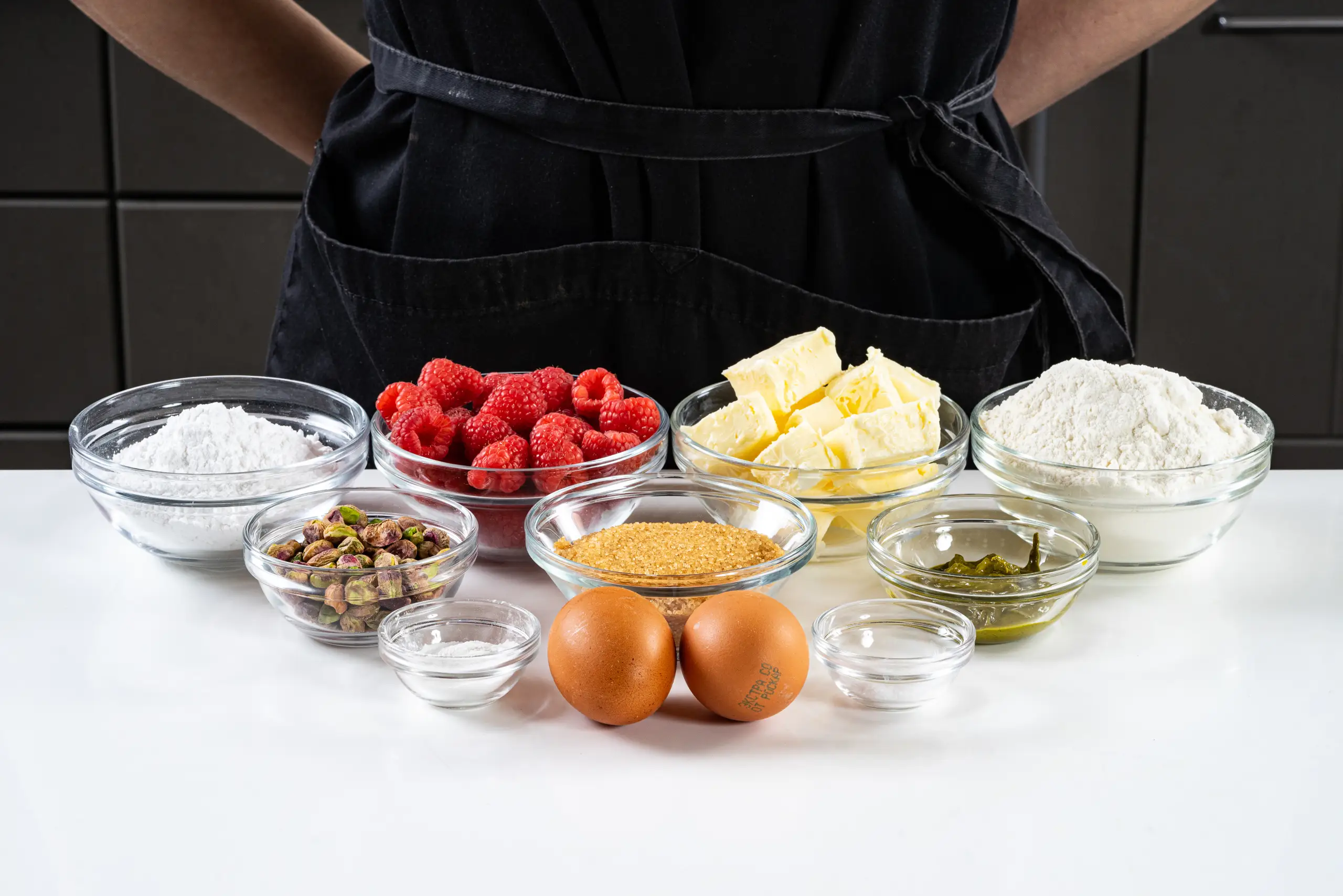 Шаг 1: Крамбл куки с фисташкой и малиной