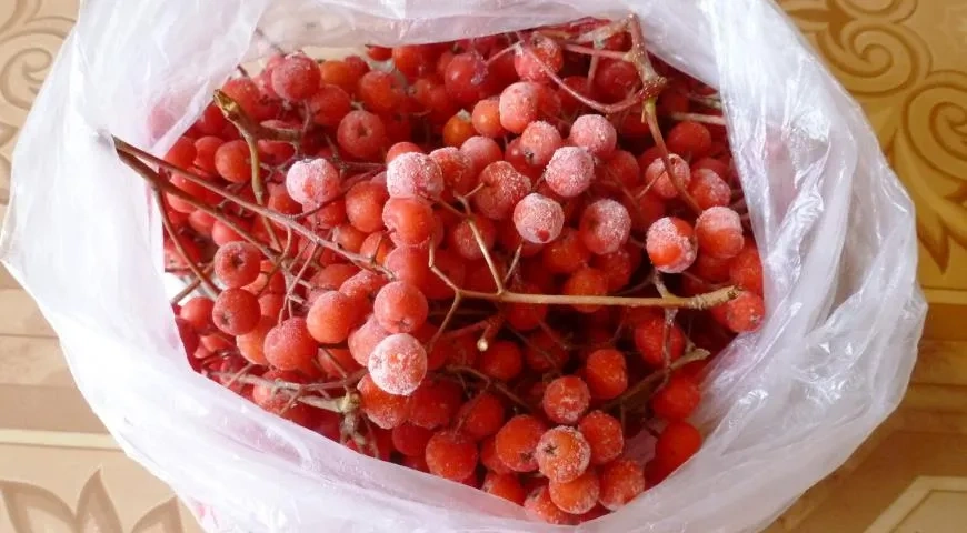 Красная рябина в сиропе на зиму: шаг 1