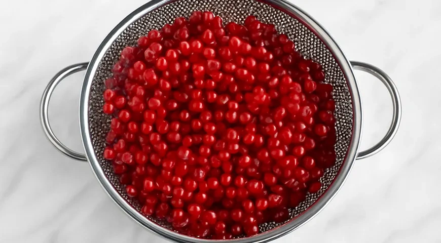 Красная смородина, перетертая с сахаром на зиму: шаг 1