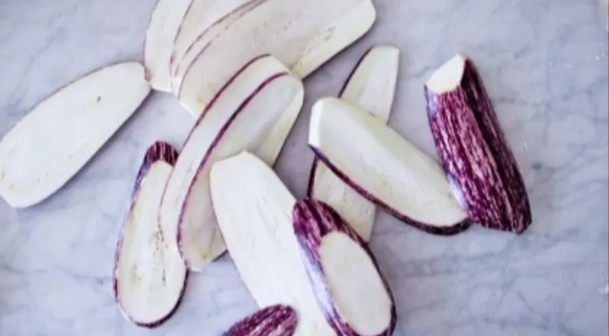 Круглая лазанья из букатини и баклажанов: шаг 1