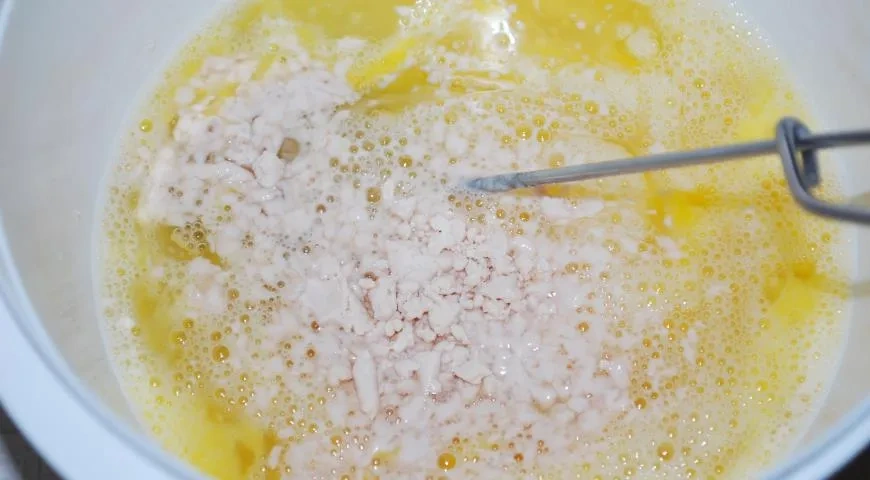 Кулич с шоколадом и миндалем: шаг 1