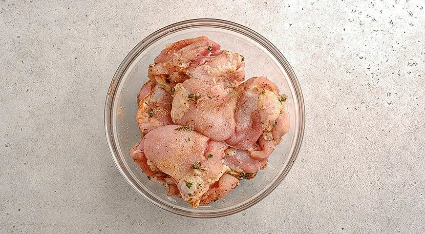 Курица с яблоками на сковороде: шаг 1