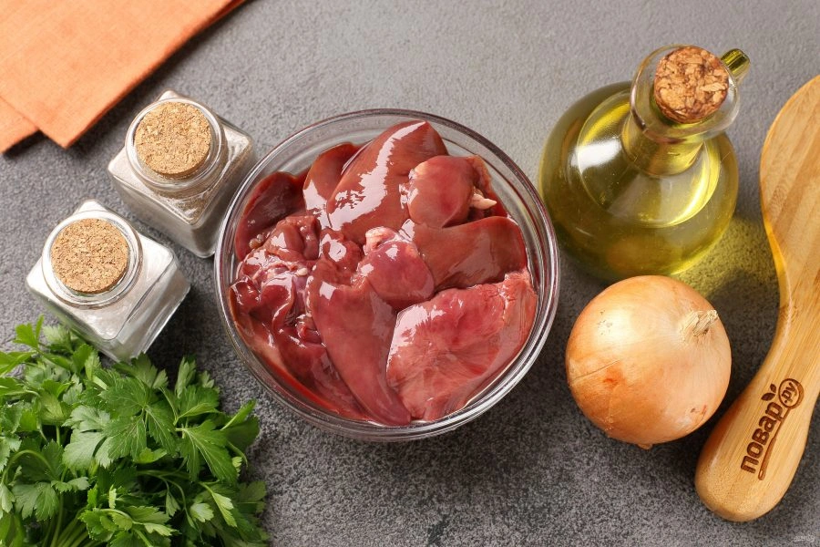 Шаг 1: Куриная печень жареная с луком