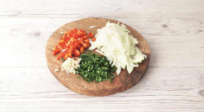 Куриная печенка со сладким перцем в сливочно-томатном соусе: шаг 1