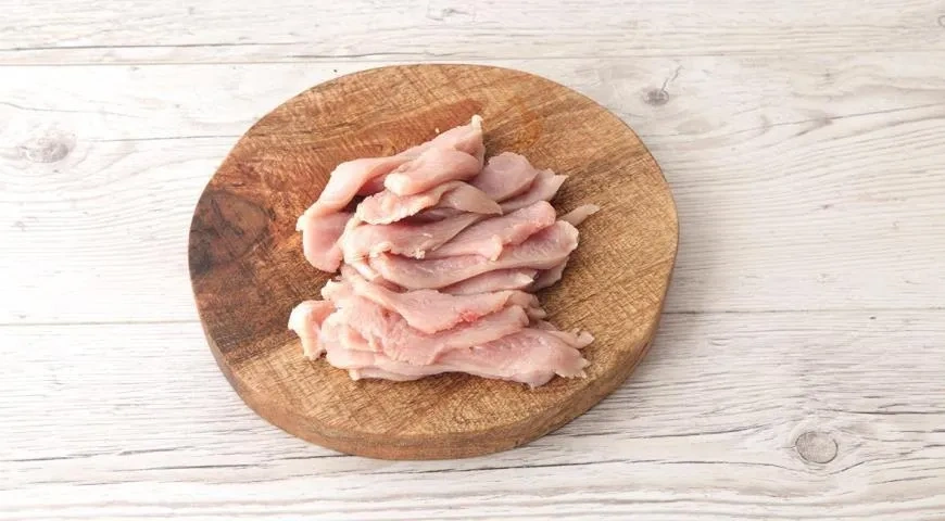 Куриное филе с горошком и цукини: шаг 1