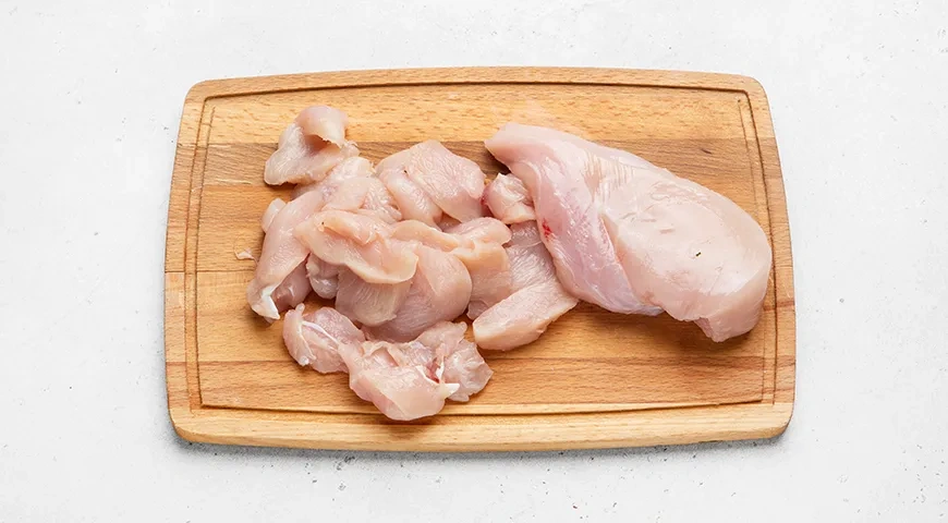 Куриное филе со сметаной и морковкой на сковороде: шаг 1