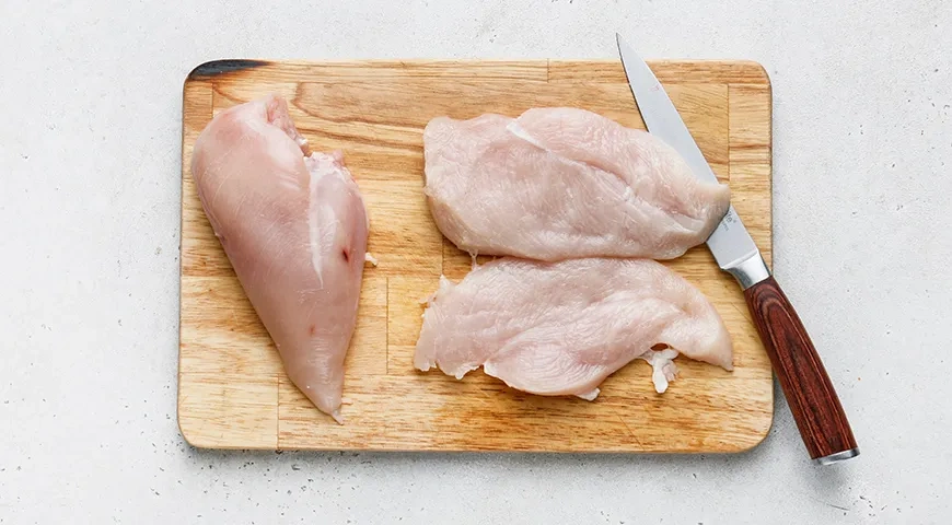 Куриное филе, жаренное в пергаменте: шаг 1