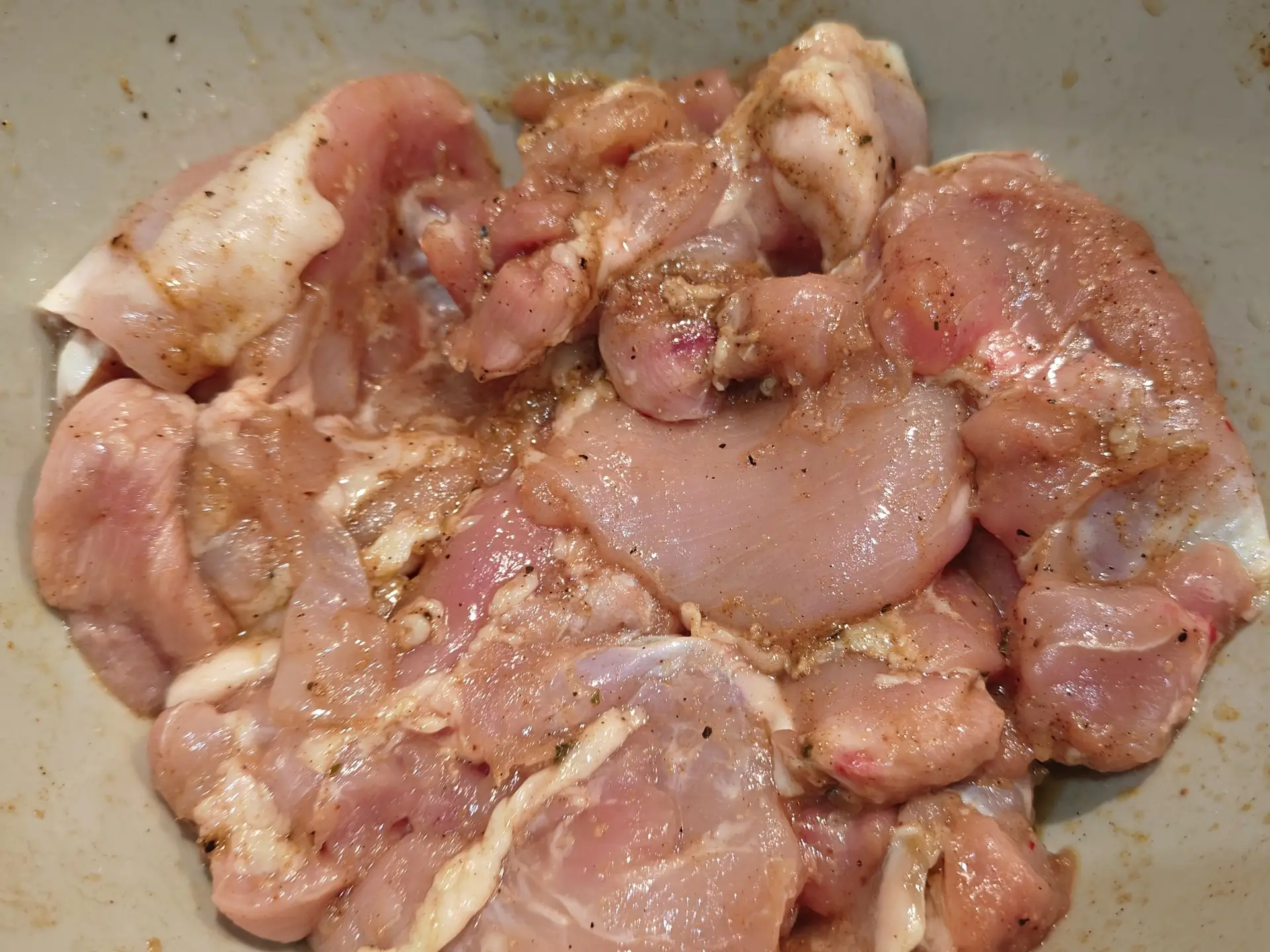 Шаг 1: Куриные бедра в духовке с шампиньонами