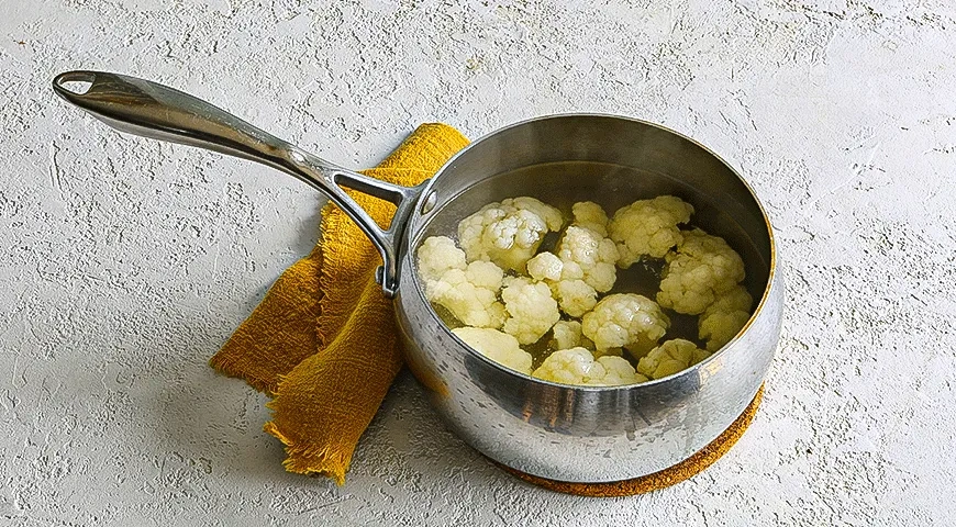 Куриные бедрышки с пюре из цветной капусты: шаг 1