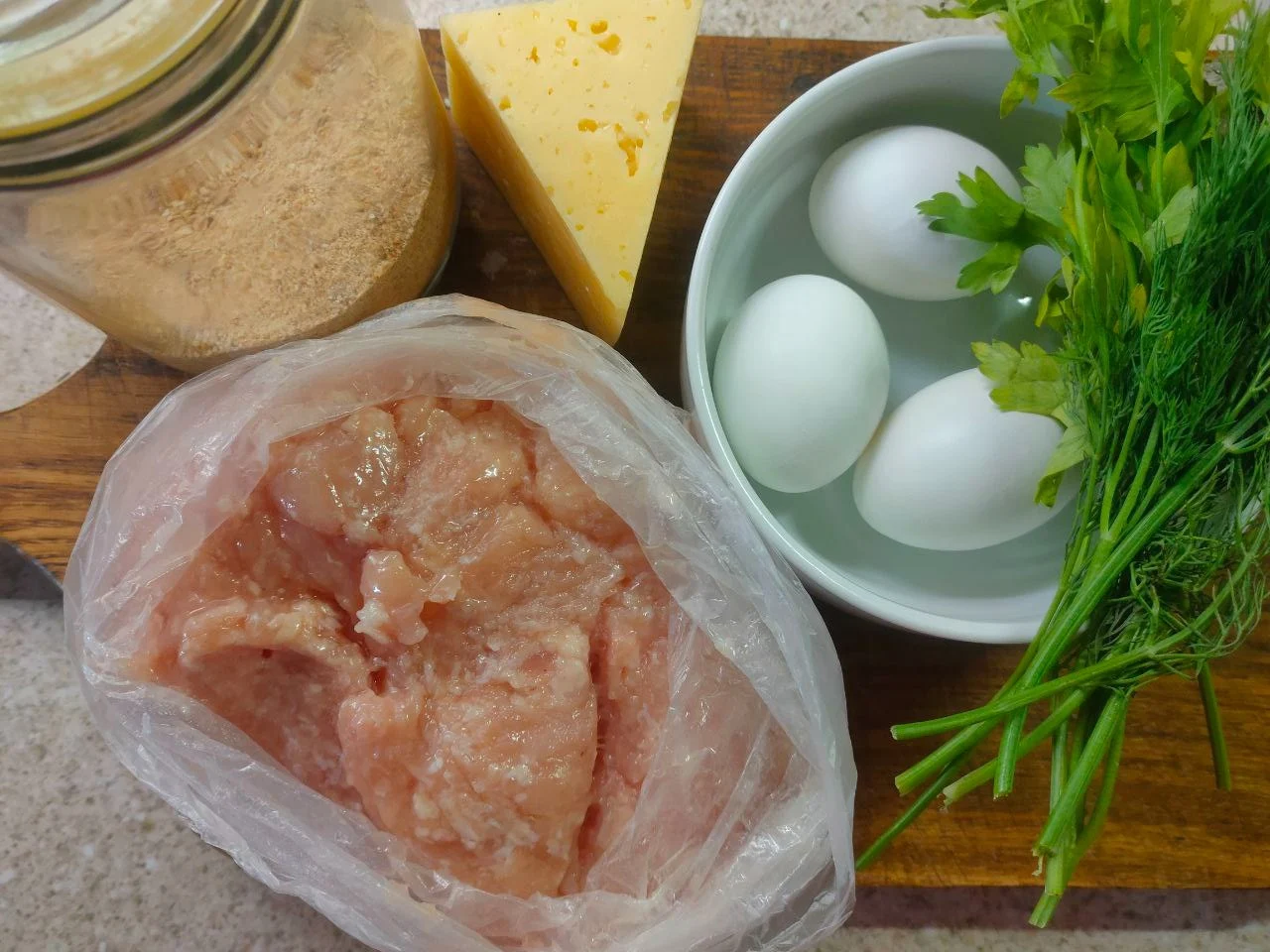Шаг 1: Куриные котлеты с яйцом и сыром