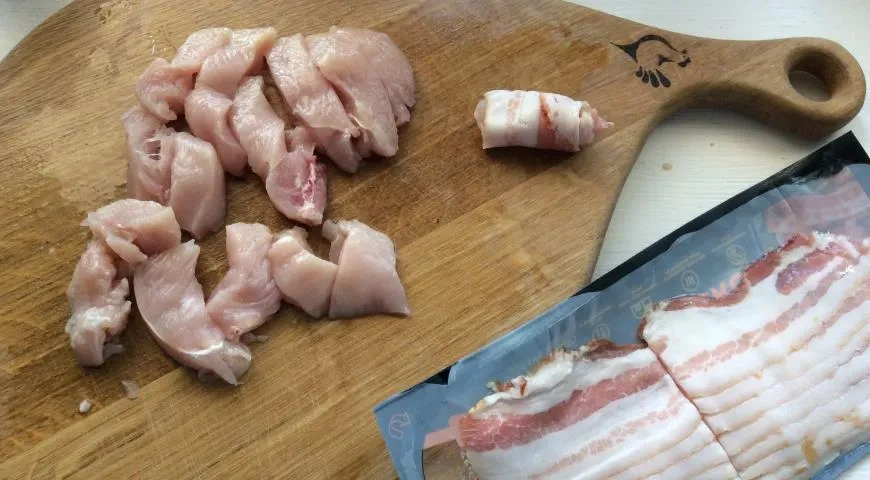 Куриные мини-рулетики с беконом: шаг 1