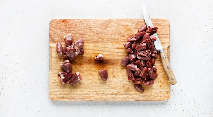 Куриные сердечки с грибами в сметане: шаг 1