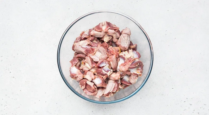 Куриные желудки, тушенные с луком: шаг 1