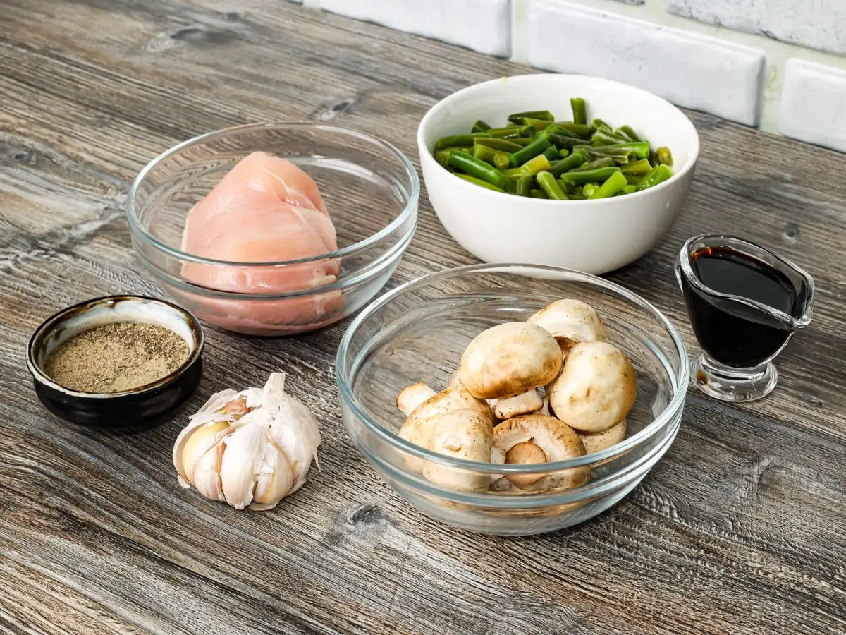 Шаг 1: Курица со стручковой фасолью и шампиньонами