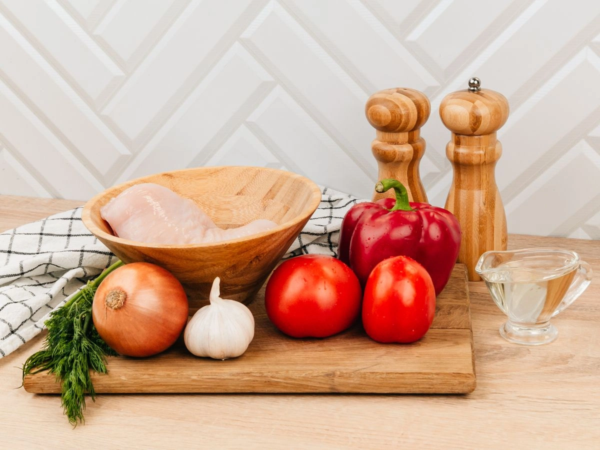 Шаг 1: Курица тушёная с овощами