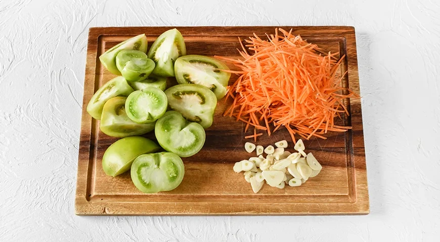 Квашеные зеленые помидоры в кастрюле: шаг 1