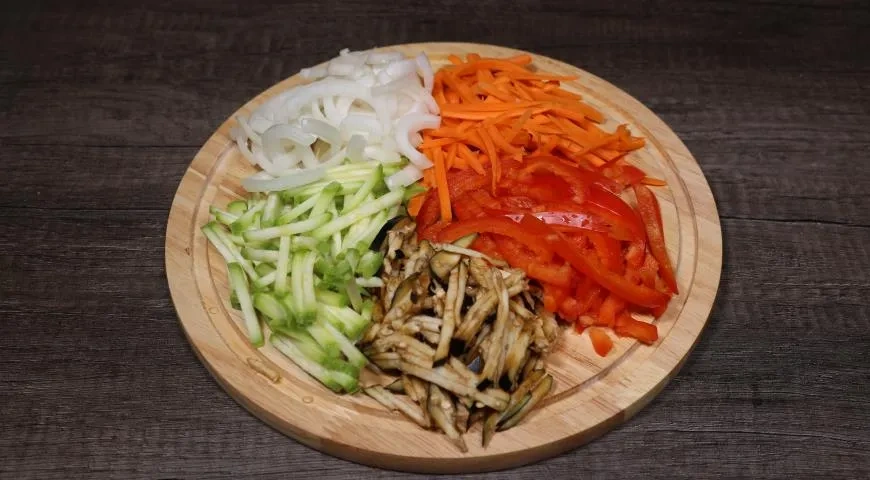 Лапша яичная с красочными овощами: шаг 1