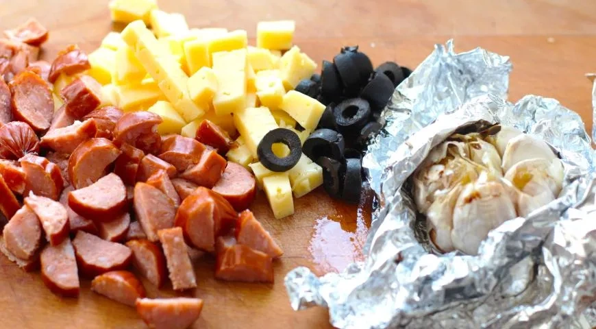 Хлеб с копченым мясом, сыром, оливками и печеным чесноком: шаг 1