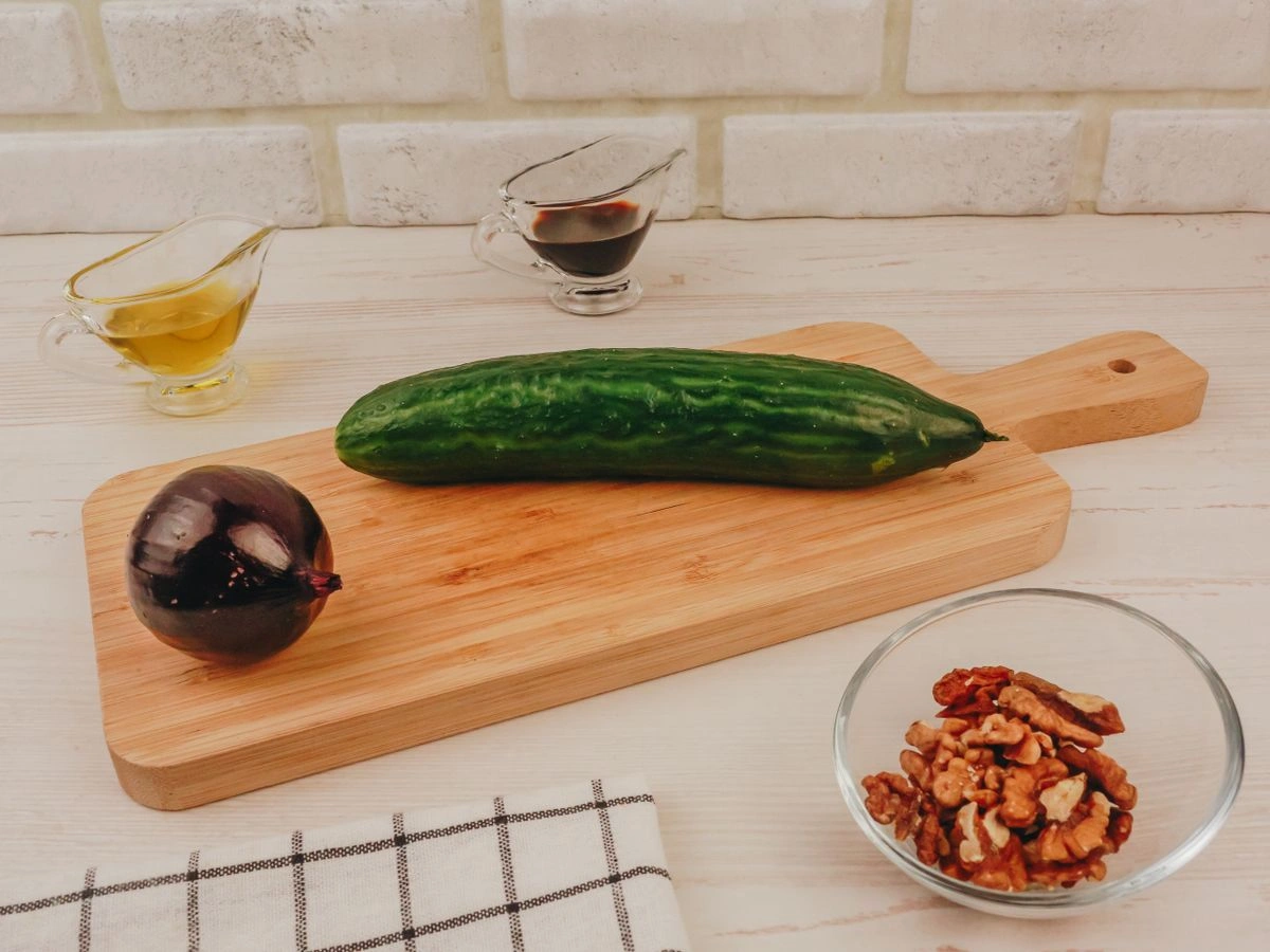 Шаг 1: Лёгкий огуречный салат