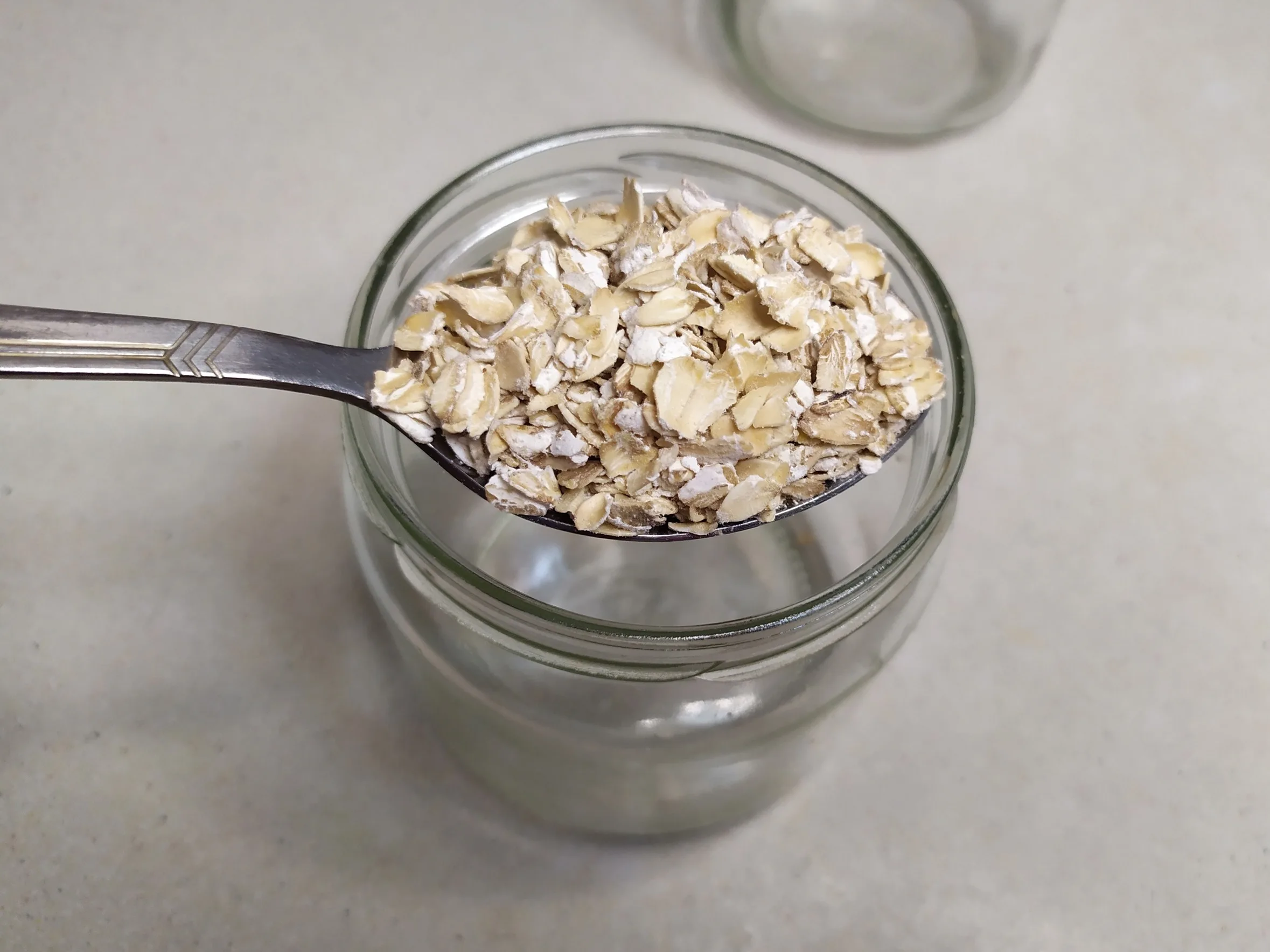 Шаг 1: Ленивая овсянка с клубникой