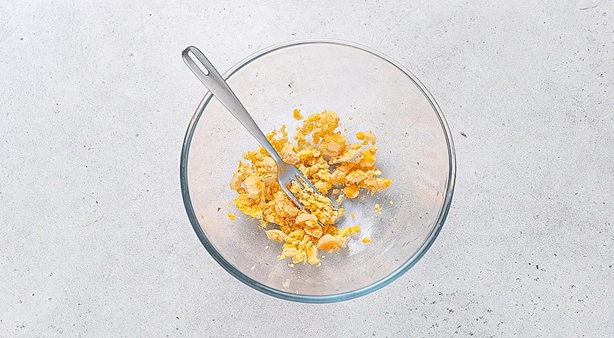 Ленивая селедка под шубой в яйце: шаг 1