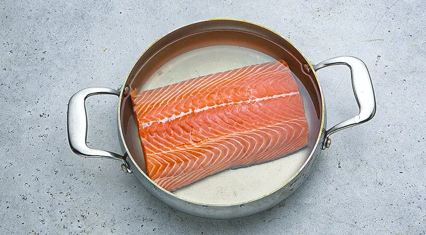 Лосось в сливочном соусе и вине: шаг 1