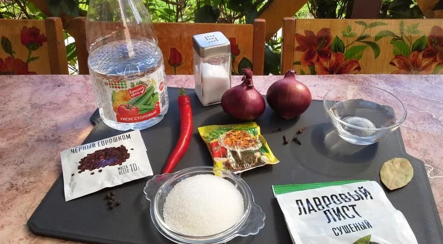 Лук маринованный: шаг 1