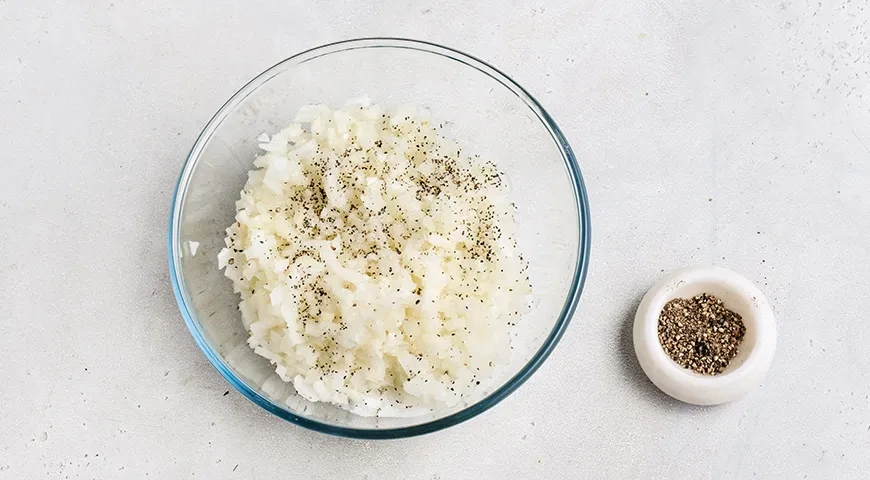 Луковые оладьи: шаг 1