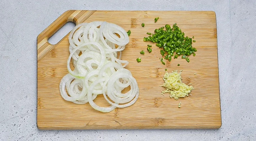 Луковые оладьи Бхаджи (Bhaji): шаг 1