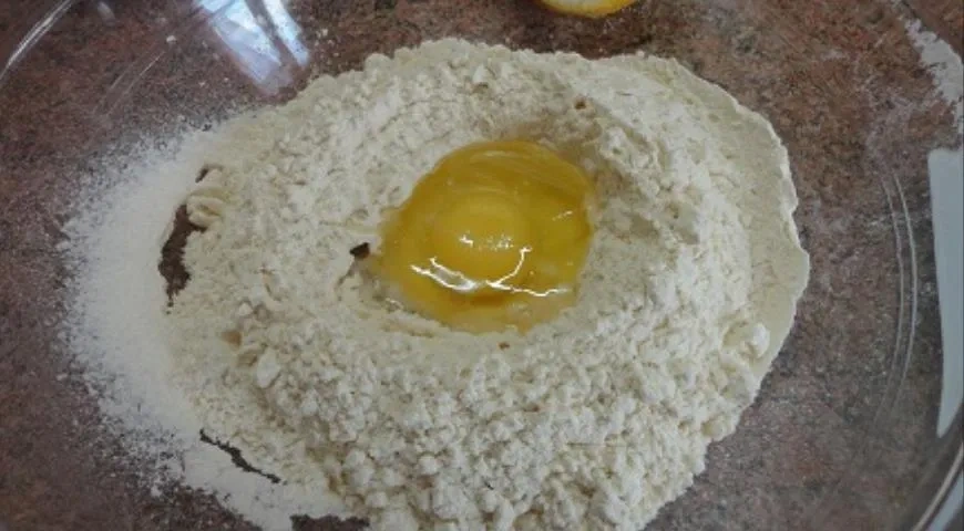 Луковый пирог с молодым картофелем: шаг 1