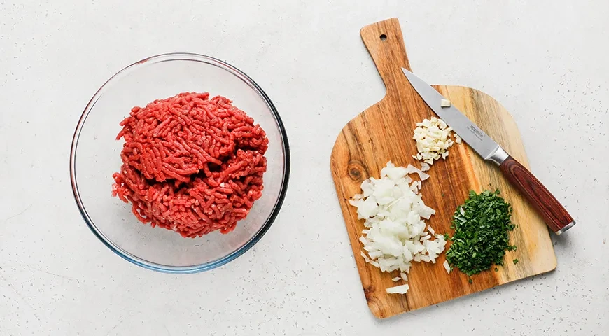 Макароны-«гнезда» с фаршем под сметанным соусом: шаг 1