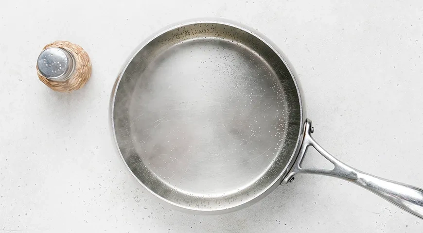 Макароны с брынзой и помидорами на сковороде: шаг 1