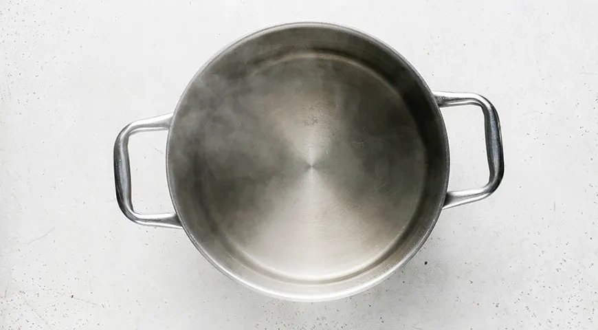 Макароны с крабовыми палочками: шаг 1