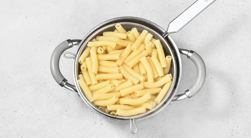 Макароны с курицей и грибами на сковороде: шаг 1