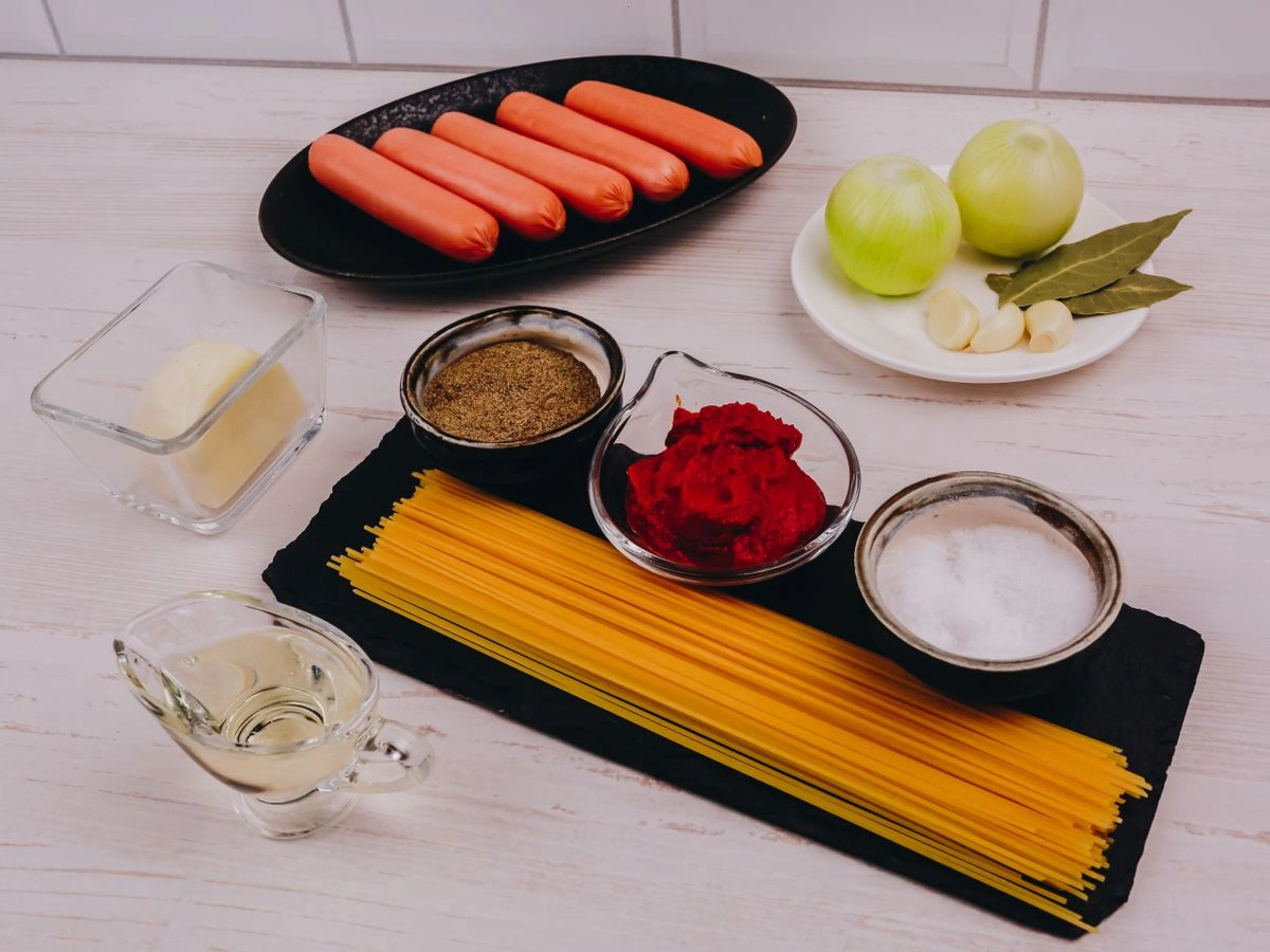 Шаг 1: Макароны с сосисками в томатном соусе