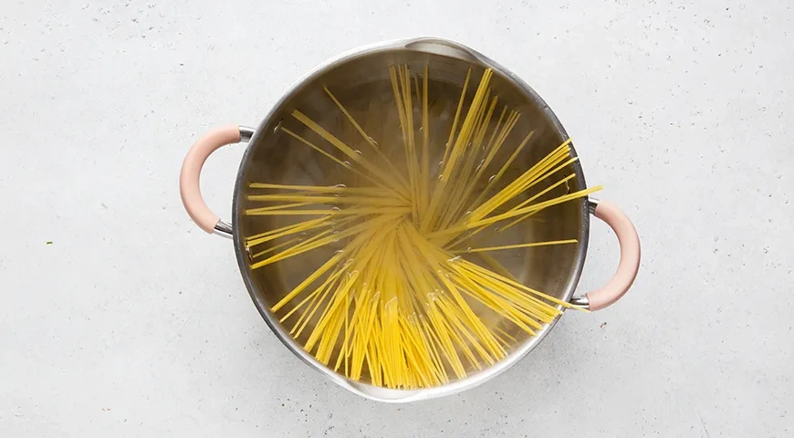 Макароны с яйцом и сыром на сковороде: шаг 1