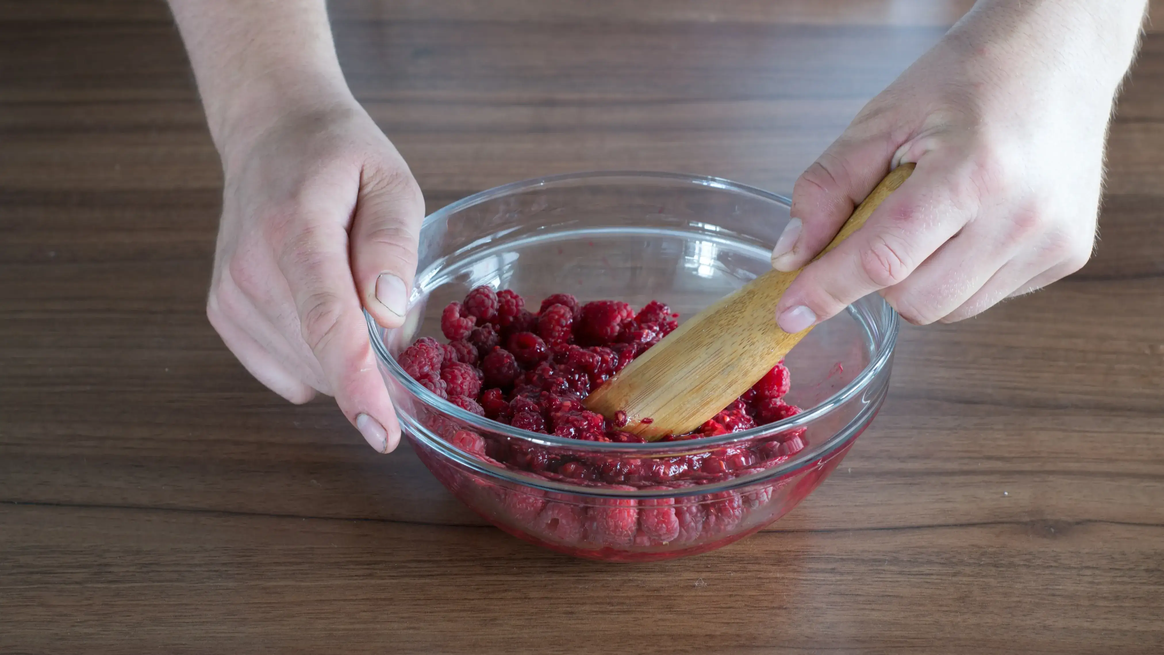 Малина без варки с сахаром на зиму: шаг 1