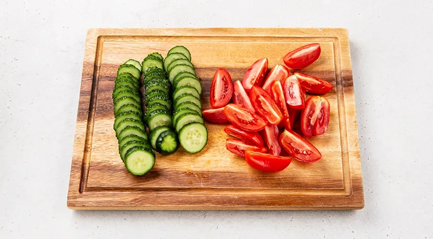 Малосольные огурцы и помидоры в пакете: шаг 1