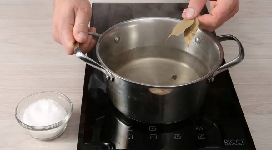 Маринованные помидоры половинками на зиму: шаг 1