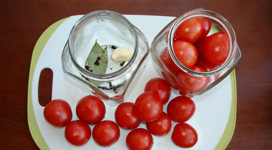 Маринованные помидоры в СВЧ-печи: шаг 1