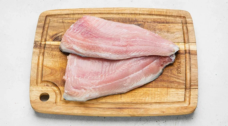 Маринованный карп в уксусе с луком: шаг 1